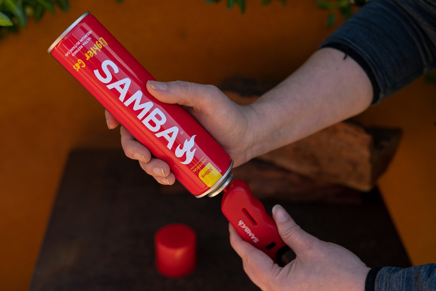Refilling a gas lighter